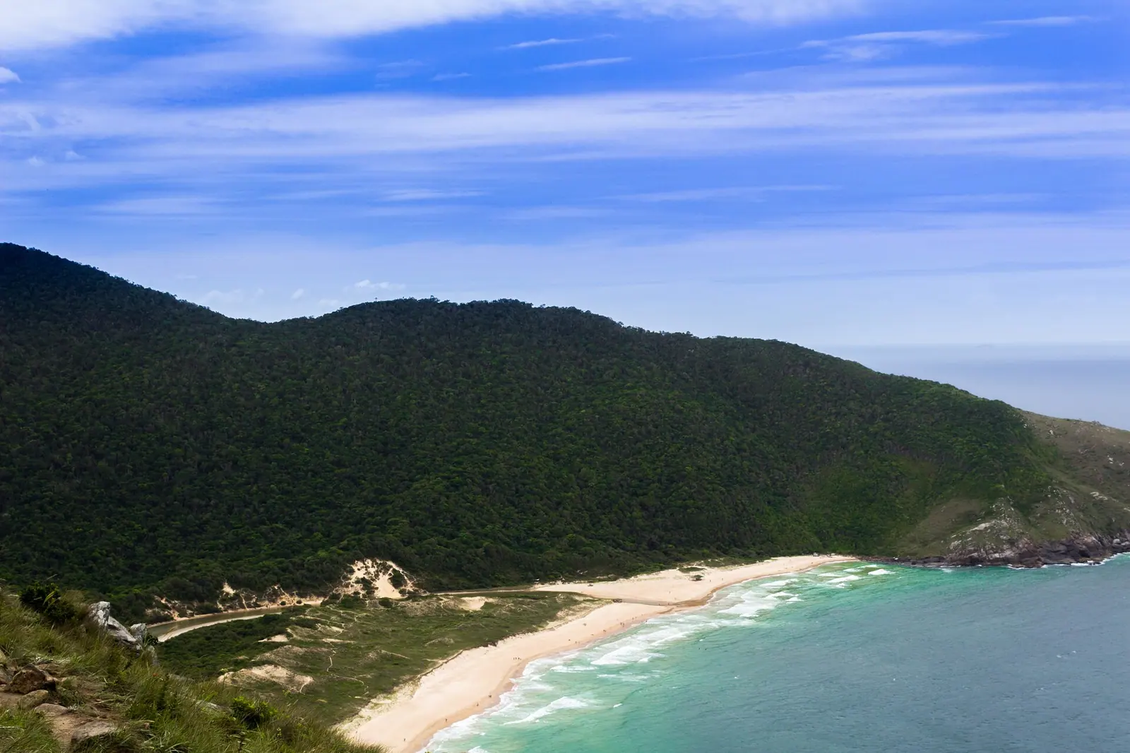 Вид на пляж и тропу Morro da Coroa, Флорианополис